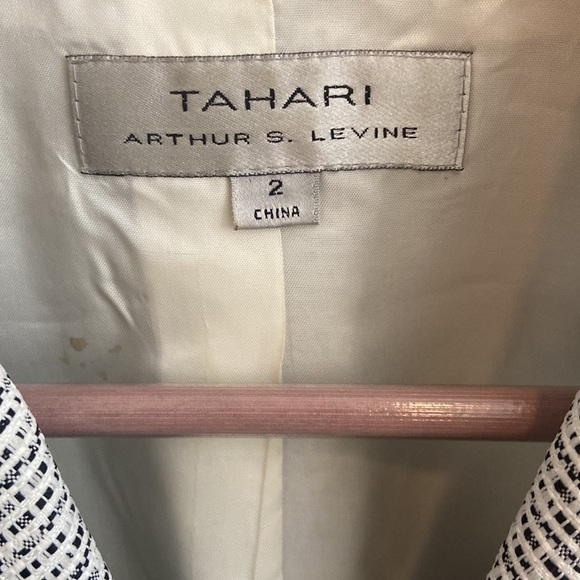 Tahari suit jacket and skirt - Picture 3 of 5